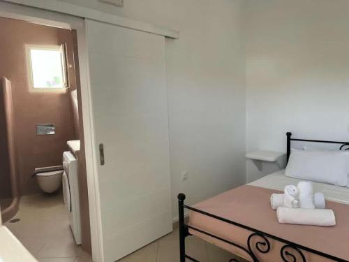 1 dormitorio con 1 cama con toallas en AmatoNostro, en Mandrakia