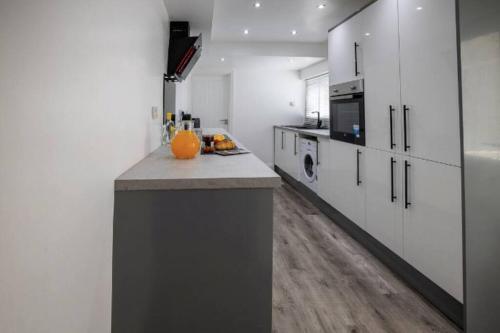 Kuchyň nebo kuchyňský kout v ubytování Abingdon House Workstays UK