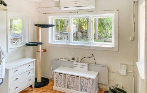 een kamer met een wit dressoir en een raam bij Cozy Home In rebro With Wifi in Örebro