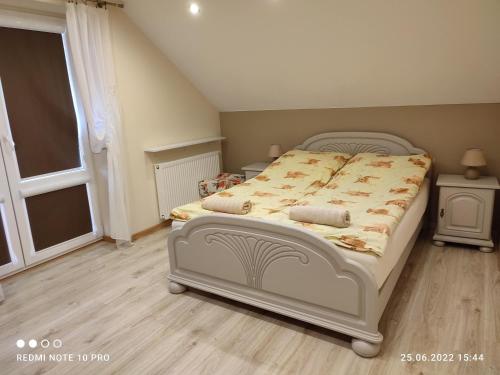 سرير أو أسرّة في غرفة في Pokoje. Apartament w Oklinach