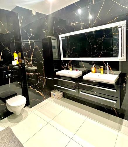 - Baño con 2 lavabos y aseo en SkyView Apartament, en Przemyśl