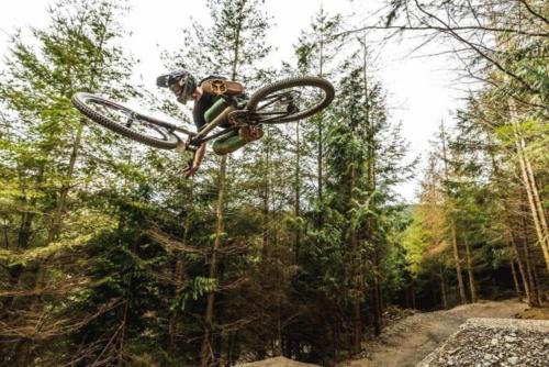 uma pessoa a fazer um truque numa bicicleta no ar em The Old Vicarage B&B, Corris em Machynlleth