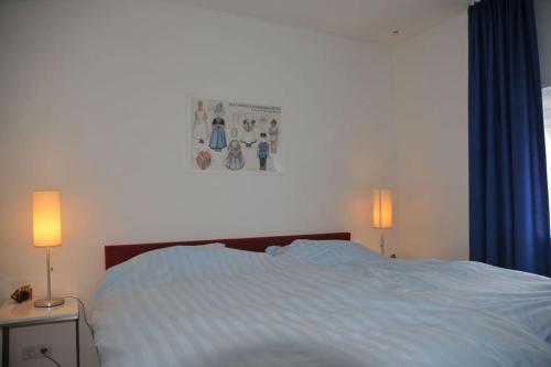 een slaapkamer met een bed en twee lampen op twee tafels bij The Hill in Domburg