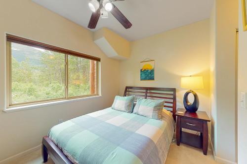 Giường trong phòng chung tại Creekside Retreat C203