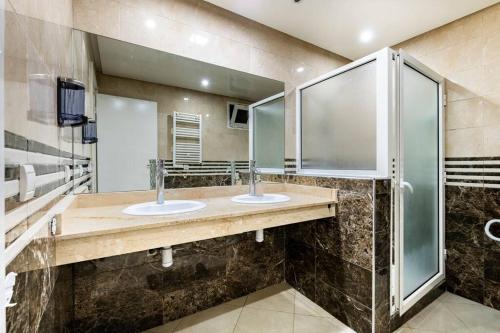 bagno con 2 lavandini e doccia di TT Holidays Hassan Tower 3Bedrooms a Rabat
