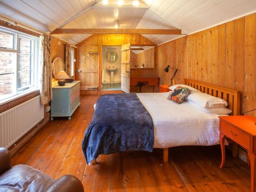 Säng eller sängar i ett rum på The Cottage