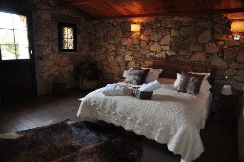 CauroにあるBergerie du Prunelliの石壁のベッドルーム1室