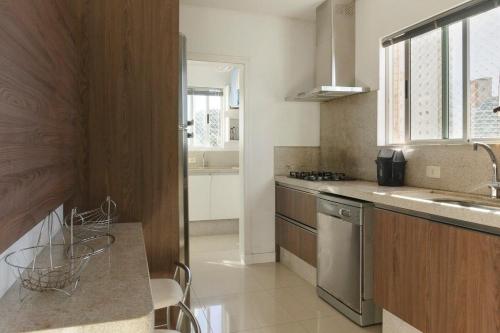 cocina con fregadero y lavavajillas en Linda Vista, Um apartamento por andar, 3 Suítes, 2 Garagens, en Balneário Camboriú