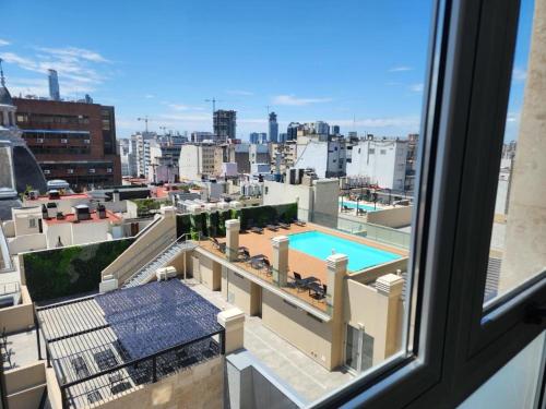 - une vue sur la ville depuis la fenêtre dans l'établissement Hermoso mono ambiente en zona centro caba, à Buenos Aires