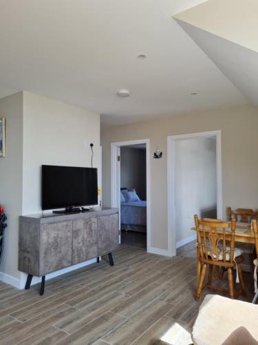 TV a/nebo společenská místnost v ubytování sea view apartment gweedore