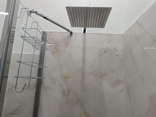 een badkamer met een douche en een glazen deur bij La CASA di LUCA/Fiera e Stazione/Aria condizionata in Bologna
