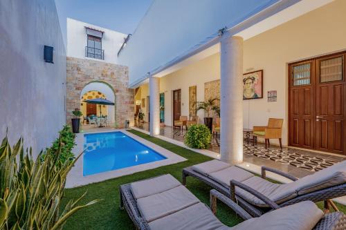 uma casa com uma piscina e um pátio em Casona Las Tres Marías - Hotel Only adults em Mérida