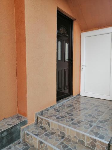 eine Tür eines Hauses mit einem steinernen Gehweg, der dorthin führt. in der Unterkunft Apartman Petovic in Kotor