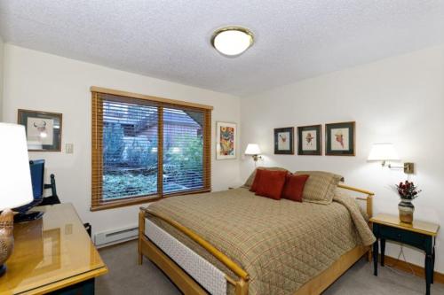 een slaapkamer met een bed, een bureau en een raam bij Snowmass Village 2 Bedroom Premier Condo At Crestwood in Aspen