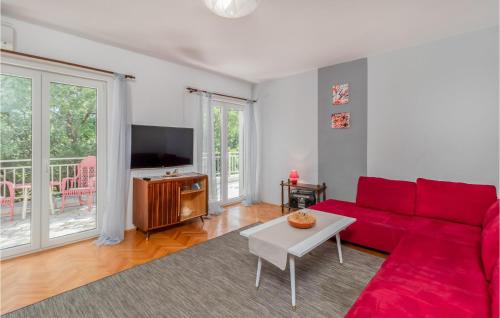 Televízia a/alebo spoločenská miestnosť v ubytovaní 5 Bedroom Awesome Home In Povile