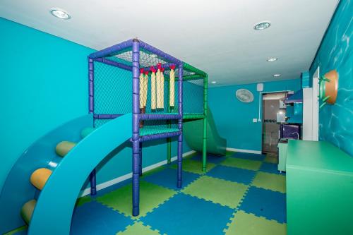 - une salle de jeux pour enfants avec toboggan dans l'établissement Flat Top - 100 M Da Praia De Pitangueiras 4083, à Guarujá