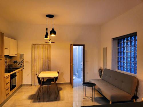 ein Wohnzimmer mit einem Sofa und einem Tisch in der Unterkunft studio Square Funtana in Funtana
