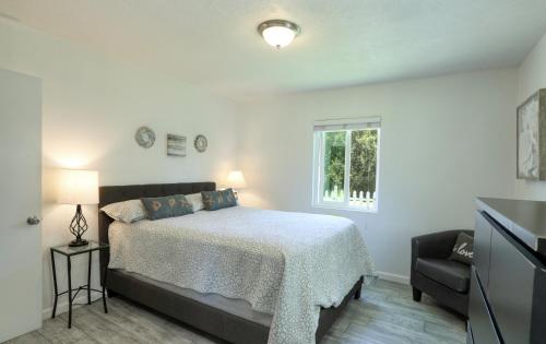 - une chambre blanche avec un lit et une fenêtre dans l'établissement 531 Honolulu Avenue, à Oceano