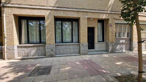 un edificio in mattoni con finestre sul lato di La Promesa a Madrid