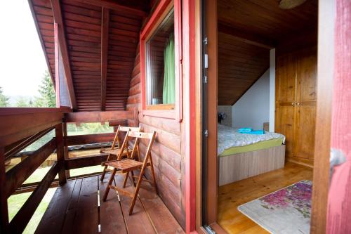 Habitación con balcón, cama y ventana. en Cabana Transilvania, en Beliş