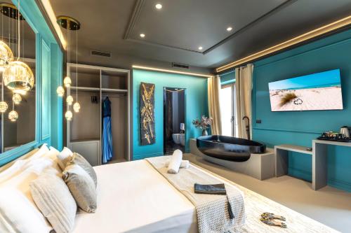 una camera da letto con pareti blu e un letto con vasca di Boutique Marconi a Quartu SantʼElena