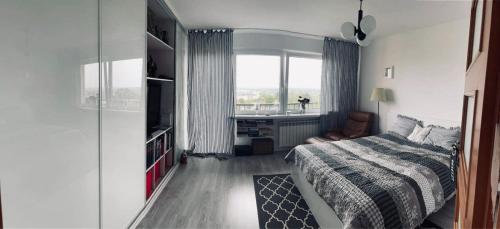 sypialnia z łóżkiem i oknem w obiekcie Mieszkanie w Centrum Miasta w Ostrowcu Świętokrzyskim