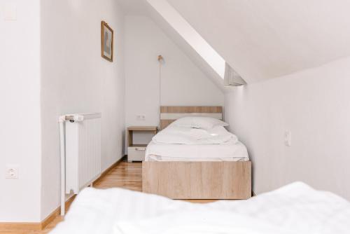 Postel nebo postele na pokoji v ubytování Csomád Apartments