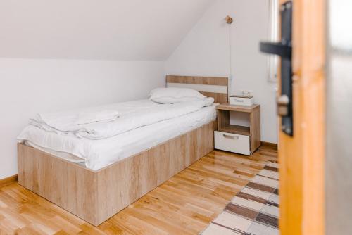 Postel nebo postele na pokoji v ubytování Csomád Apartments