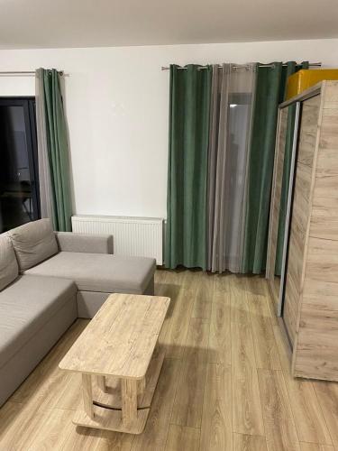 un soggiorno con divano e tavolino da caffè di Cozy apartment IULIUS a Cluj-Napoca