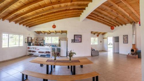 uma ampla sala de estar com tecto em madeira em Casa Hostal- Cozy Calpulli em Valle de Bravo