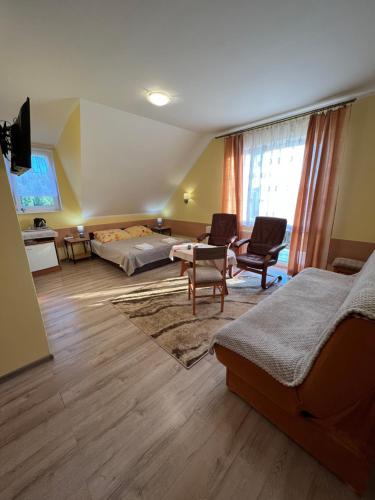 sala de estar amplia con cama y sala de estar. en Pokoje goscinne "U Oli" en Władysławowo