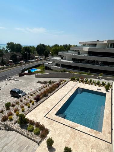 an overhead view of a swimming pool in front of a building at Club Panorama Lake View Apartment in Alsóörs