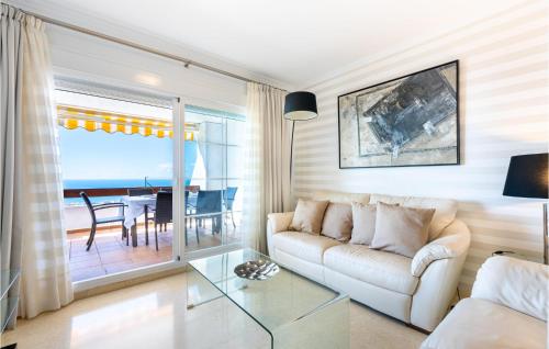 uma sala de estar com um sofá e uma mesa de vidro em Lovely Apartment In Mlaga With Kitchenette em Málaga