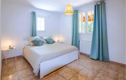Katil atau katil-katil dalam bilik di Gorgeous Home In Caromb With Wifi