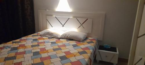 Postel nebo postele na pokoji v ubytování غرفة سنجل بحمام خاص لمزيد من الخصوصية Single Room with private bathroom for more privacy Номер с отдельной ванной комнатой для большей конфиденциальности Chambre avec salle de bain privée pour plus d'intimité