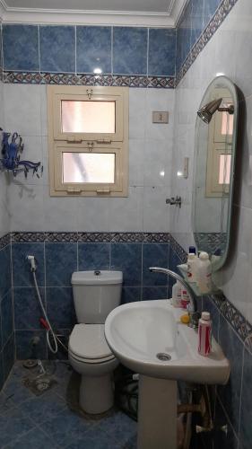 開羅的住宿－غرفة سنجل بحمام خاص لمزيد من الخصوصية Single Room with private bathroom for more privacy Номер с отдельной ванной комнатой для большей конфиденциальности Chambre avec salle de bain privée pour plus d'intimité，一间带卫生间、水槽和镜子的浴室