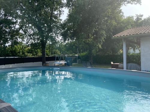 Villa au calme avec piscine, grand jardin et studio indépendant