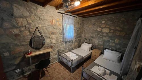 een slaapkamer met 2 bedden en een spiegel bij campo villa in Mesimvría