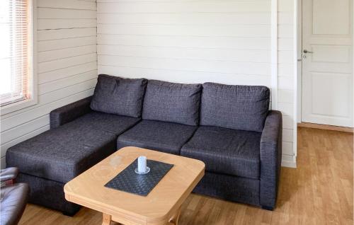 uma sala de estar com um sofá e uma mesa de centro em Stunning Home In Kleppe With 1 Bedrooms And Wifi em Bore
