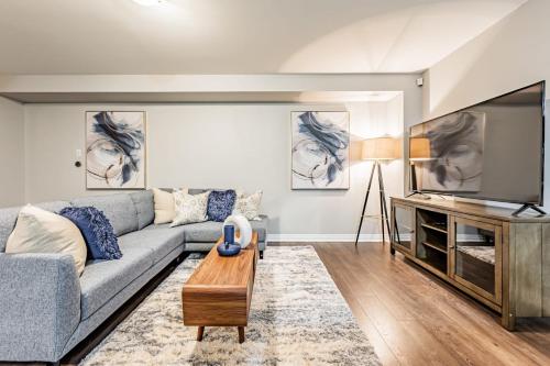 Cheerful 4BR 3 Bath Townhouse with Parking