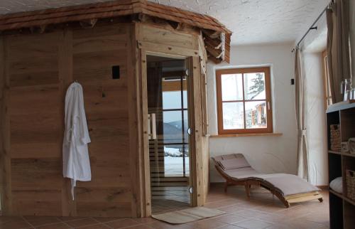 Cette chambre dispose d'une porte en bois et d'une chaise. dans l'établissement Seeblickhütte Lachtal, à Niederwölz