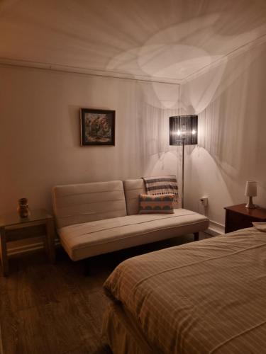 sala de estar con sofá y cama en feelings, en Punta Arenas