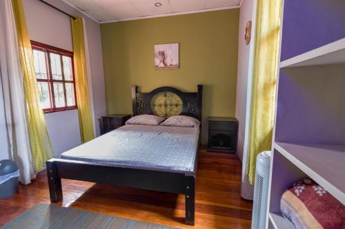 a bedroom with a bed in a room at Delcafetalcr in San José