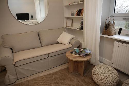 - un salon avec un canapé et une table dans l'établissement Apartamenty nad Zalewem 213, à Serock