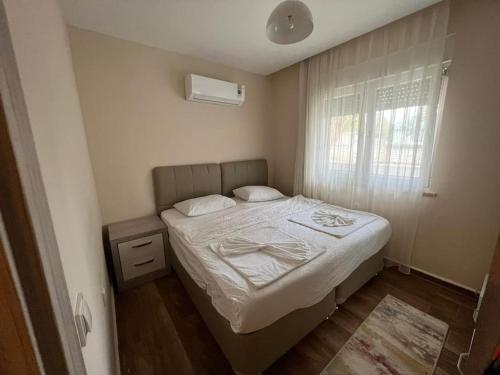 - une petite chambre avec un lit et une fenêtre dans l'établissement Giriş kat,Merkezi konum, Alışveriş merkezi karşısı'3', à Antalya