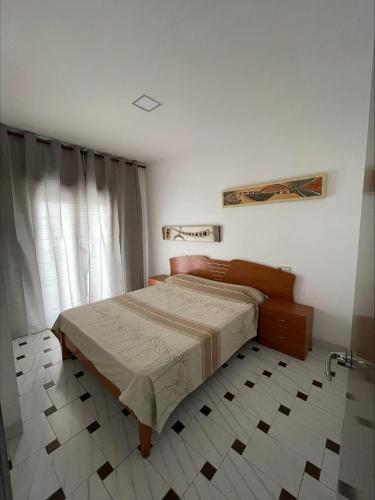 - une chambre avec un lit dans l'établissement Edificio Guadalupe, à Alcossebre