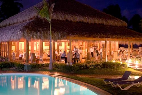 サン・フェリペ・デ・プエルト・プラタにあるYour Home Away From Homeのリゾートで、夜はプールとレストランを利用できます。