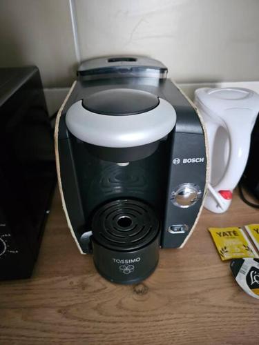 une cafetière assise au-dessus d'une table en bois dans l'établissement Le Verdun - centre Pau - calme, à Pau