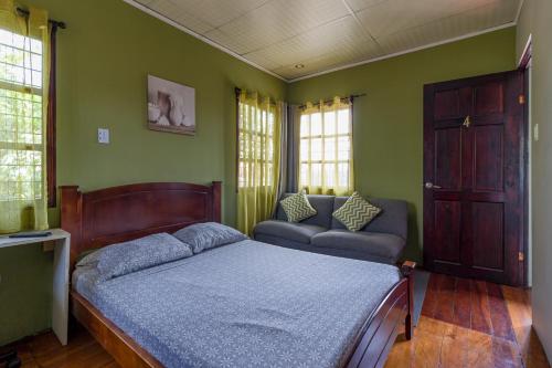 1 dormitorio con 1 cama y 1 sofá en Delcafetalcr, en San José