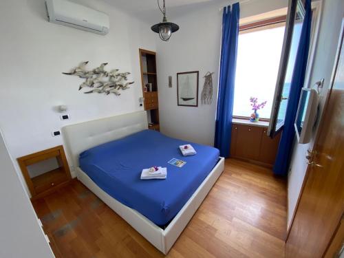 Postel nebo postele na pokoji v ubytování Attico Il Gabbiano (Centralissimo Porto di Anzio)